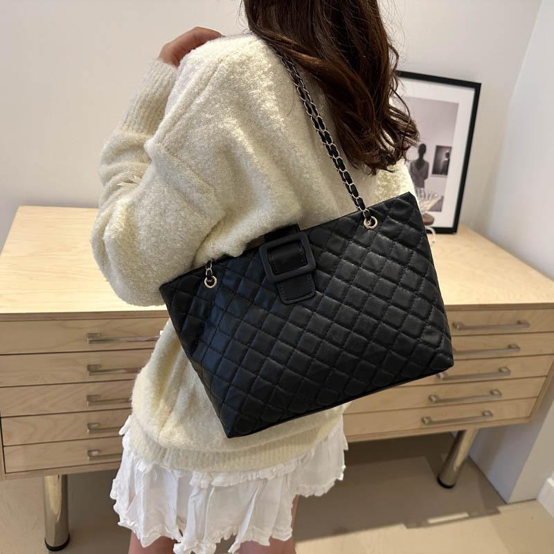 Fashion and Foreign Style Shoulder Bag, Beautiful Tote Bag 2025 Niche Design Trend Messenger Bag, Casual and Simple Handbag