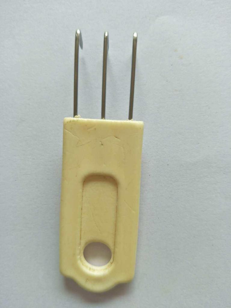 Three-Jaw Hanger Hook Set for Hand-Crank Knitting Machines – Includes Stainless Iron Edge Claw and Rubber Four-Jaw Hook