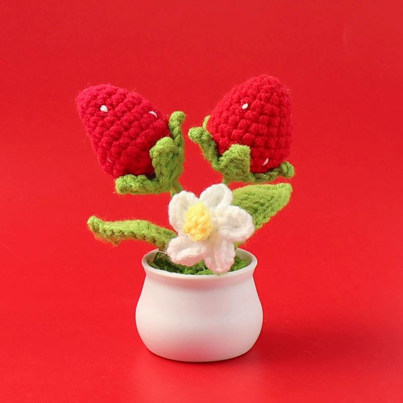 Niedliche Erdbeer Häkelblume Kreative Strickblumen mit Topf-Kunstpflanze für Auto Bücherregal Deko Geschenk Erdbeerdeko
