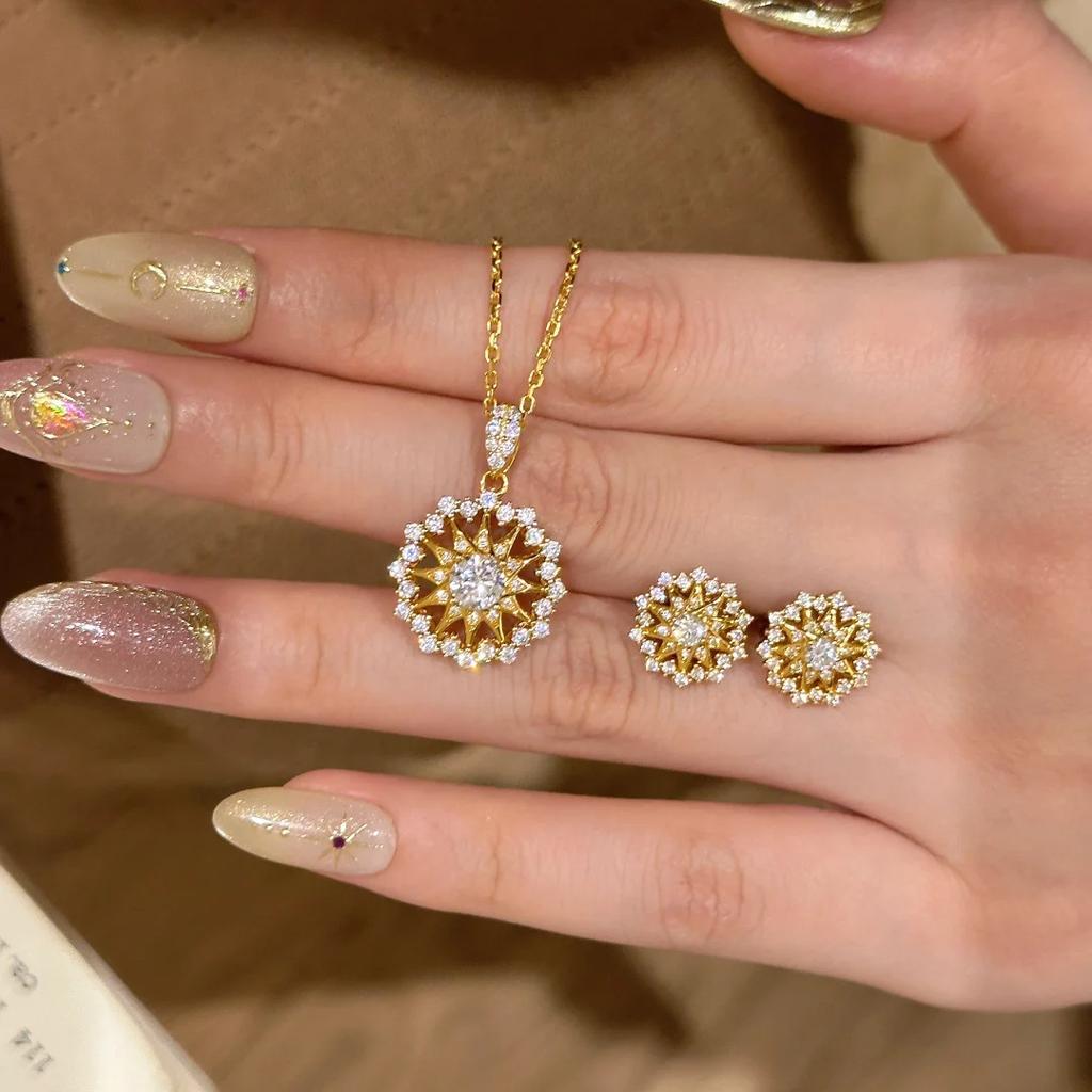 French Retro Diamond-Encrusted Sun Star Pendant Light Luxury Snowflake Compass Necklace Super Flash Snowflake Starboard Stud Earrings Set