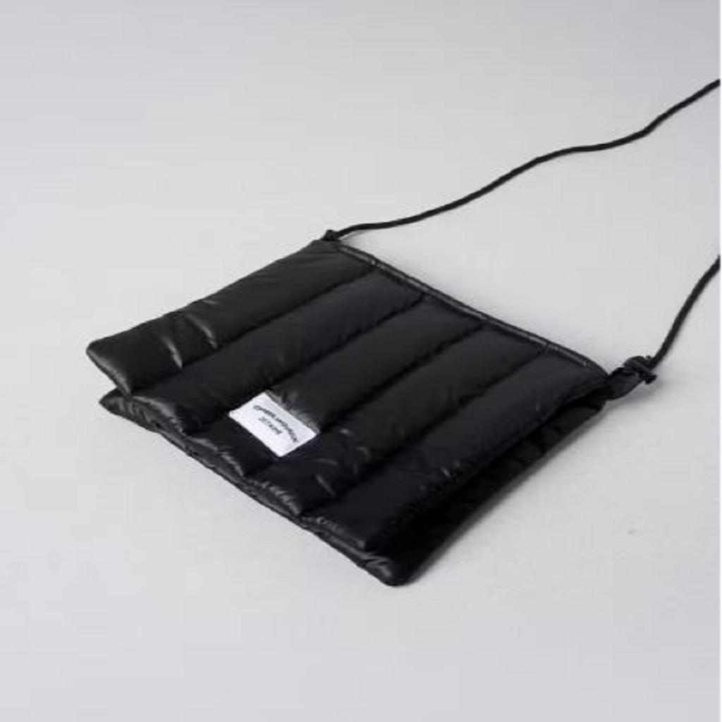 Daiso Polstrovaná crossbody taška - Černá