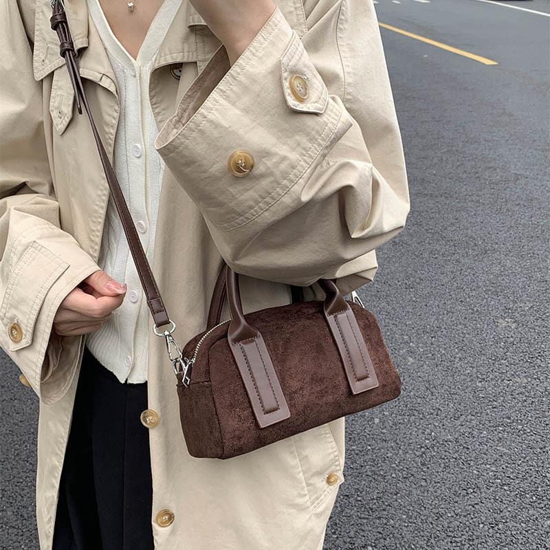 Niche design pillow bag women's autumn and winter new fashion versatile commuter shoulder messenger bag