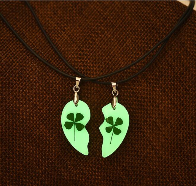 

Four Leaf Clover Luminous Couple Necklaces 2 Pcs Heart Shape Pendant Necklace Natural Dried Flower Glow In The Dark Jewelry Gift