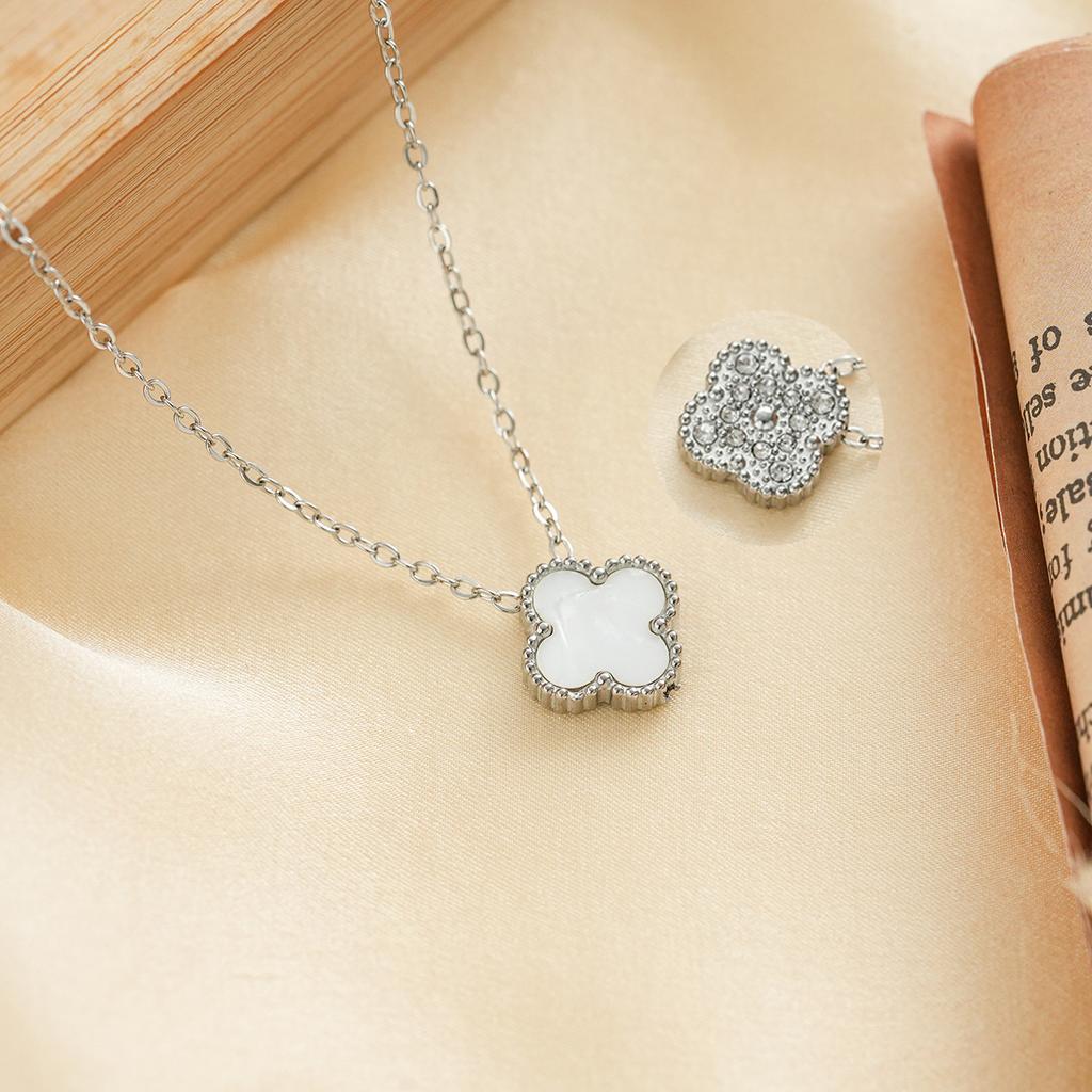 Halskette mit vierblättrigem Kleeblatt, mit einem leichten Luxus- und High-End-Gefühl, gefertigt aus Titanstahl, der nicht verblasst. Damen Glücksklee Kopfschmuck Accessoire