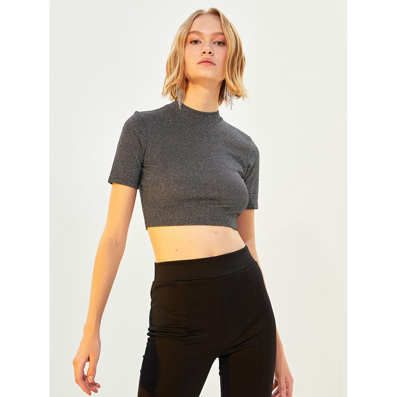 

XSIDE Женская футболка с коротким рукавом с высоким воротником и узором, серая