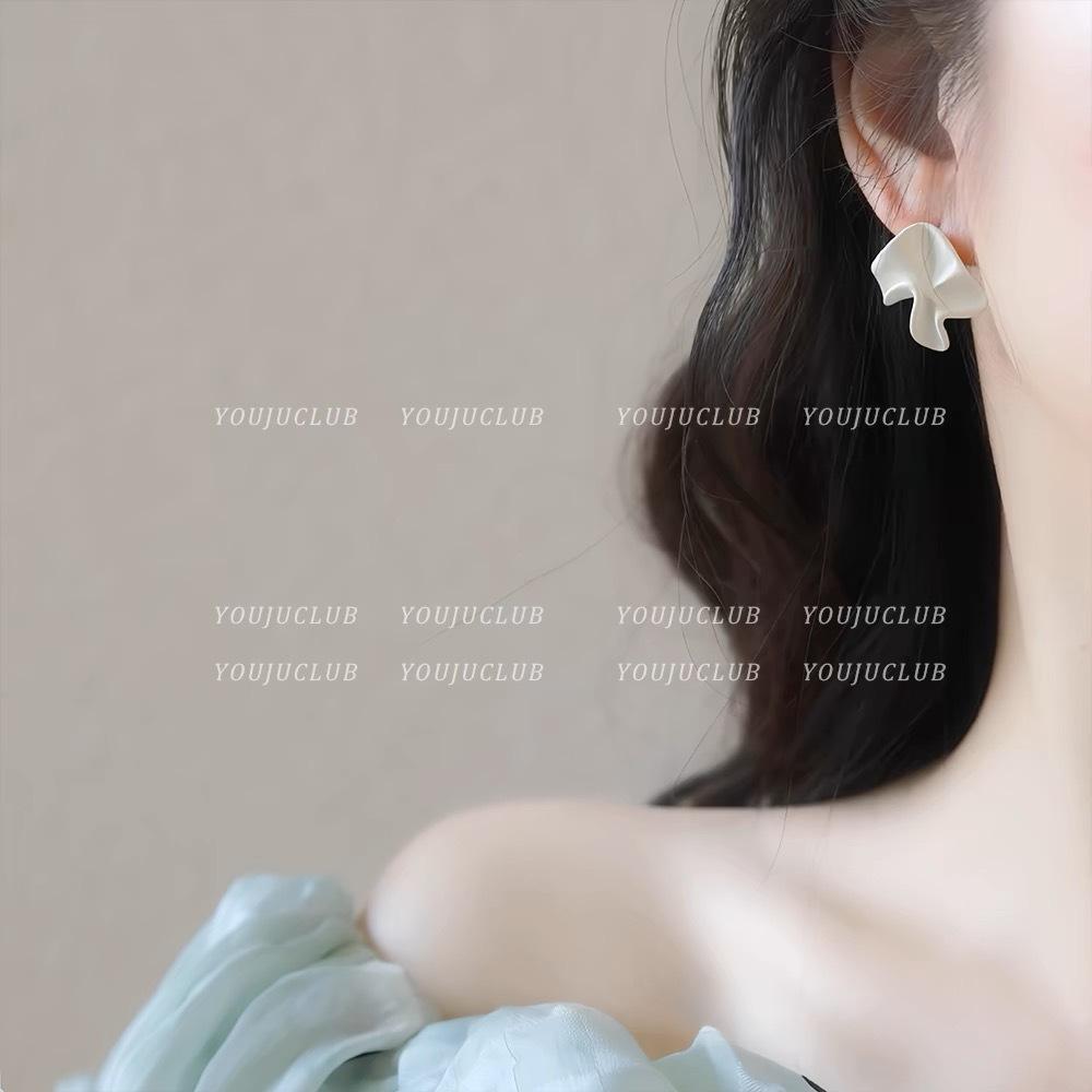 Sweet and simple retro cream white flower earrings earrings French lazy fashion niche minimalist white stud earrings women