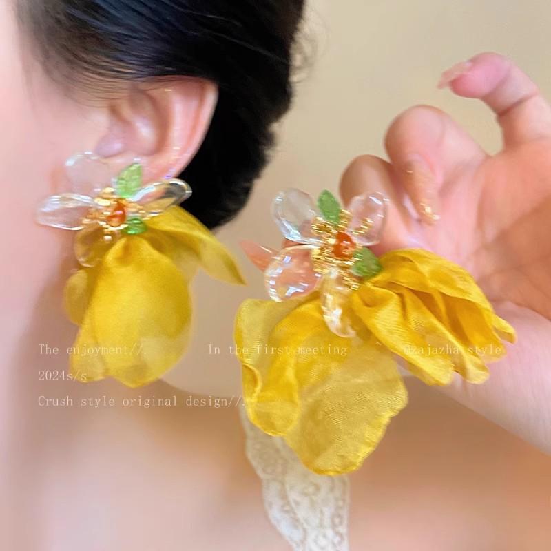 Summer Sweet and Elegant Beach-style Flower Earrings for Women. Versatile and High-end Silver Hook Earrings.