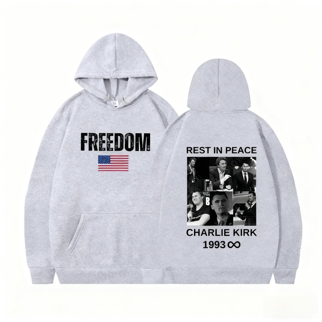 Charlie Kirk Hoodie aus Baumwolle mit Grafikprint und dem Slogan „Freiheit“ (Freedom Slogan). Überschnittene Schultern. Patriotisches Sweatshirt für Herbst und Winter. Neutrale Pullover.