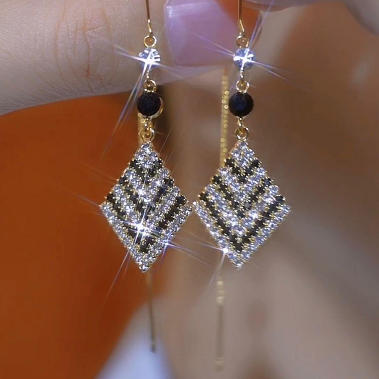 

Retro and Versatile Geometric Black and White Diamond Shaped Ear Lines, New High-end Style, Slim and Elongated Tassel Earrings for Facial Recognition