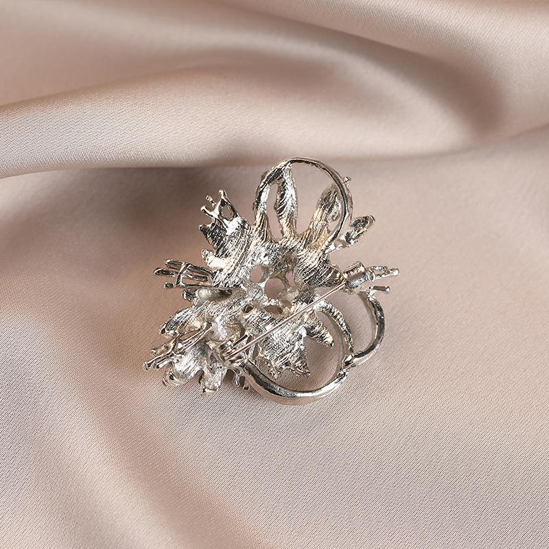 Retro Pearl and Diamond-encrusted Brooch for Women, A Niche and Light Luxury Flower Brooch