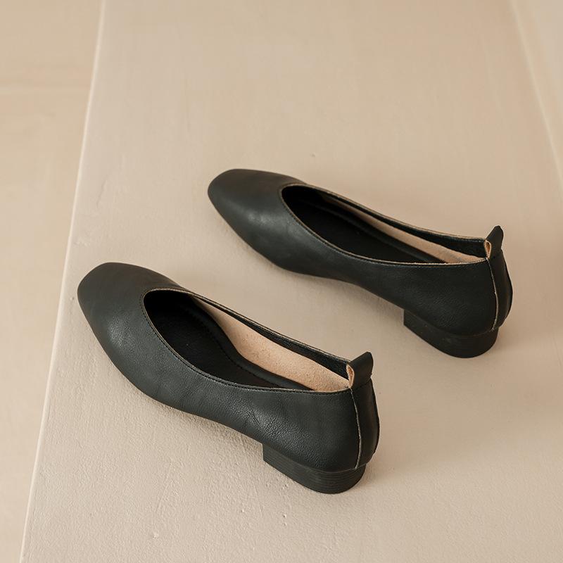 Leather mother shoes women's soft leather flat-soled single shoes spring new versatile soft-soled comfortable grandma shoes women's shallow mouth