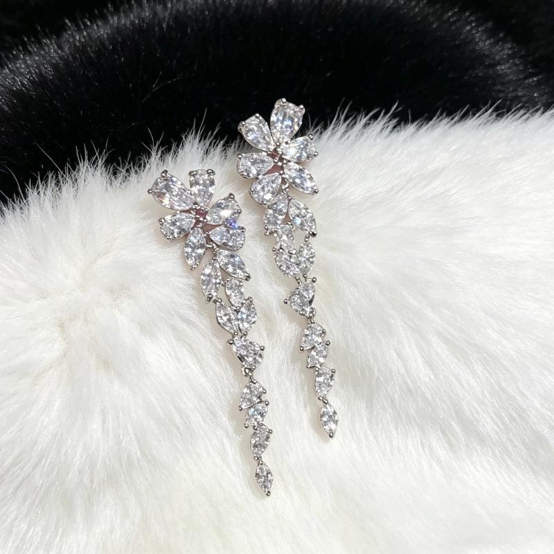 New Fashion High-end Long Fringed Earrings Women's Exquisite Personality Light Luxury Banquet Earrings Versatile Temperament Earrings