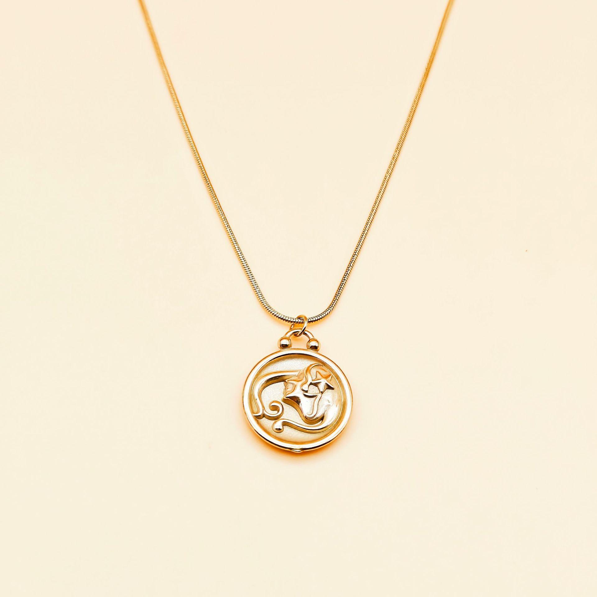 

Маленькие и универсальные украшения для темперамента, рельеф двенадцати знаков зодиака, чувство дизайна, круглая подвеска, ожерелье из титановой стали для женщин 45CM