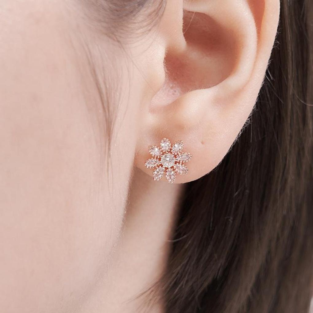 [CRANNE] Silver Snowflake Cubic Point Earrings C24EB329