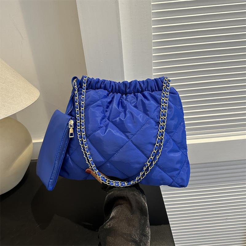 2025 autumn and winter new fashion women's bags with simple personality Korean version women's shoulder bags popular chain underarm bags