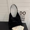 Retro plush large-capacity new autumn and winter fashionable commuter shoulder bag minimalist style fashion