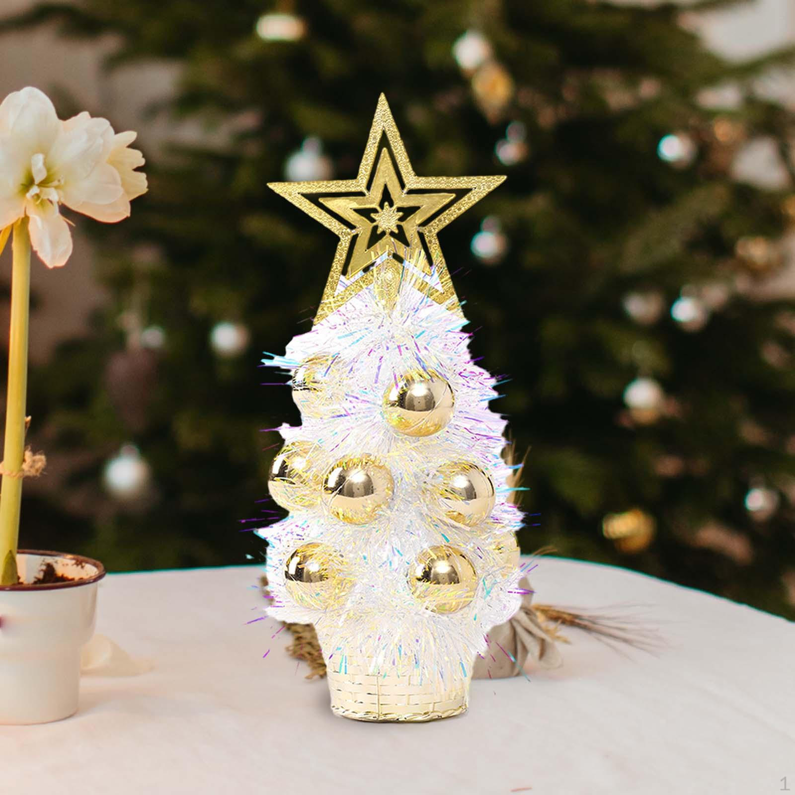 Элегантная настольная рождественская елка с изысканными праздничными украшениями