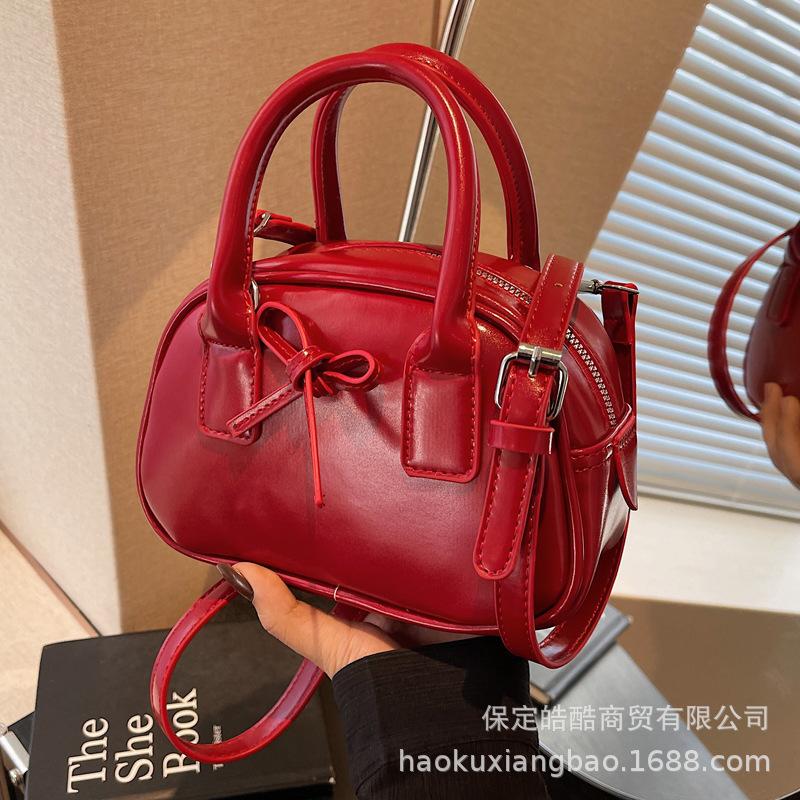 This year's popular small bag women's 2025 new versatile casual shoulder messenger bag fashionable Korean version small square bag