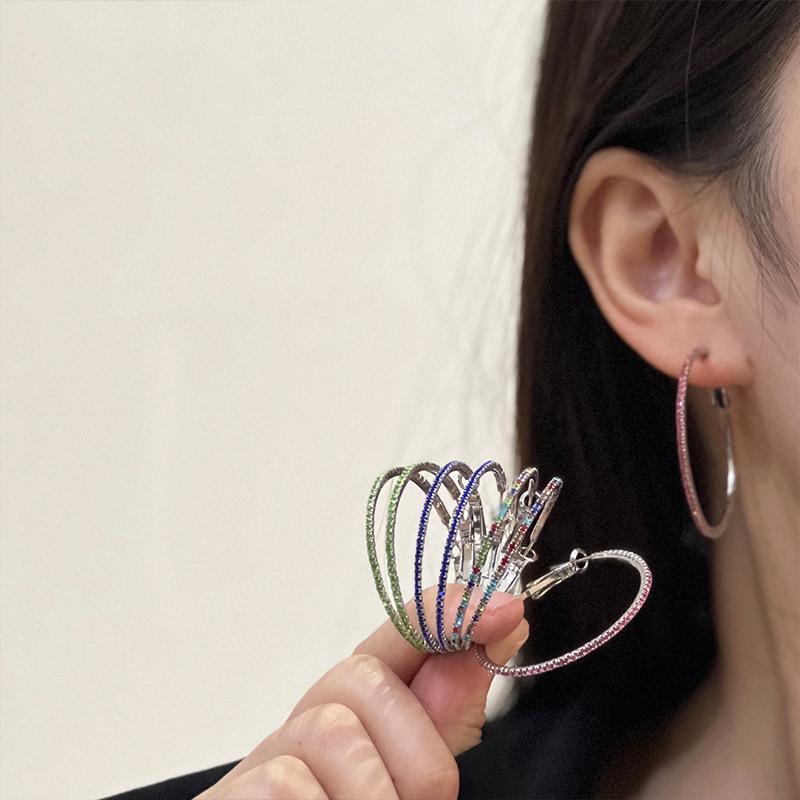 Boucles d'oreilles créoles rétro européennes et américaines colorées - Design exagéré, accessoires de mode haut de gamme