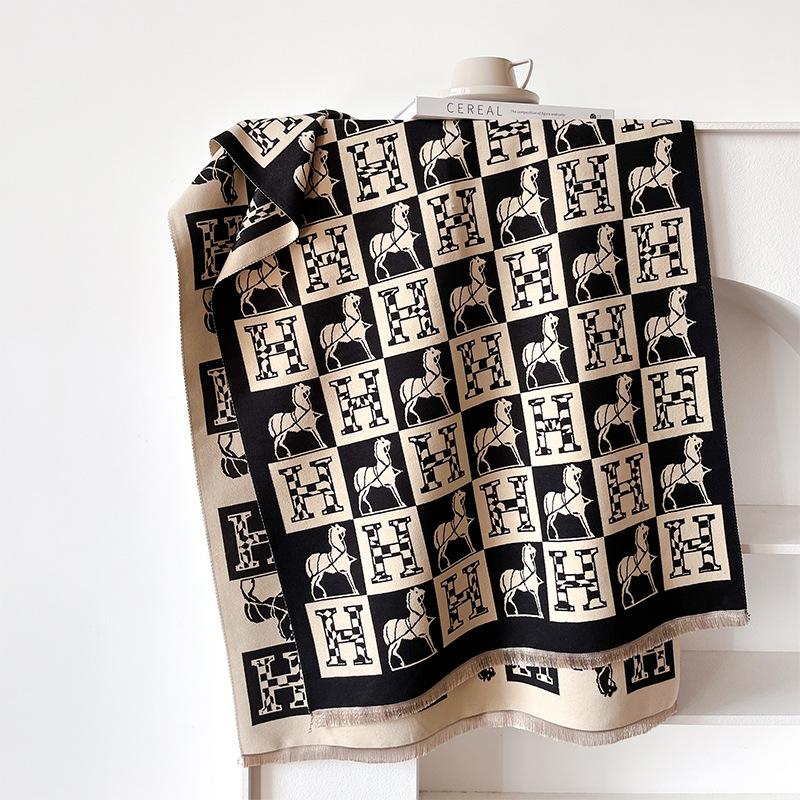 Geometriska bokstäver är kontrasterande färger, dubbelsidig imitationskashmirscarf, vinter exklusiv varm sjal