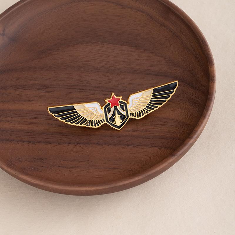 Brosche Kran & Hirsch im chinesischen Stil mit Lotus und Koi - Kreatives Retro-Metallpin-Accessoire