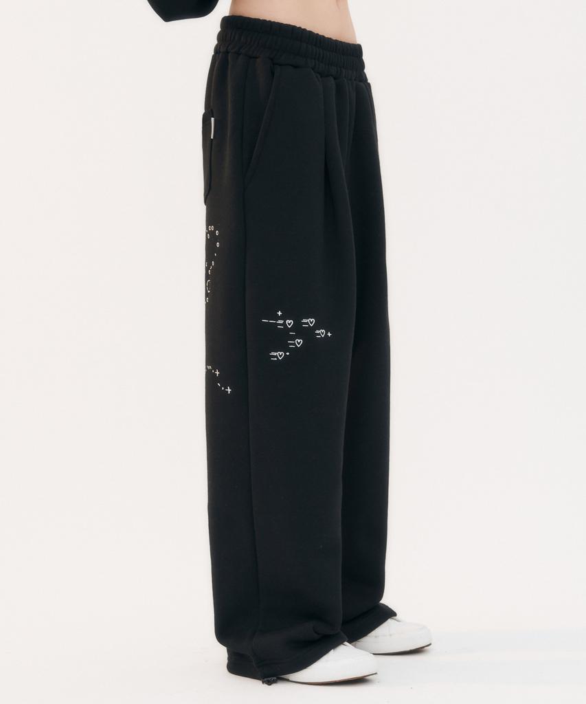 AMBLER Emoji Embroidered One-Pleat String Wide Sweatpants Ap904 (Black)