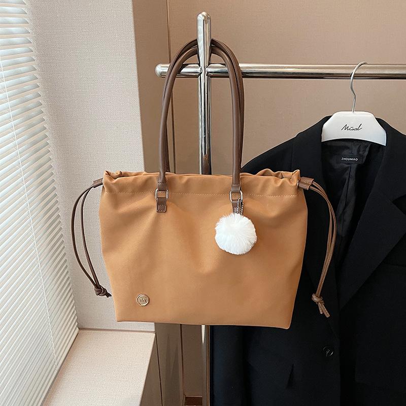 

Повседневная вместительная красивая женская сумка 2024 года, новая легкая и простая однотонная сумка-мессенджер, сумка-тоут для поездок на работу коричневый