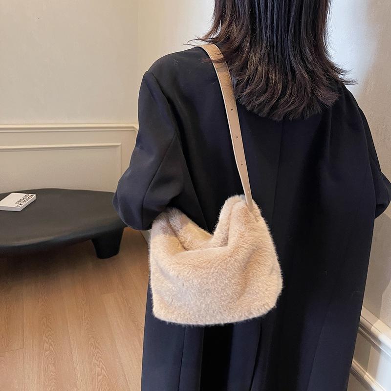 Niche design plush bag women's autumn and winter fashion portable out bucket bag simple casual messenger bag