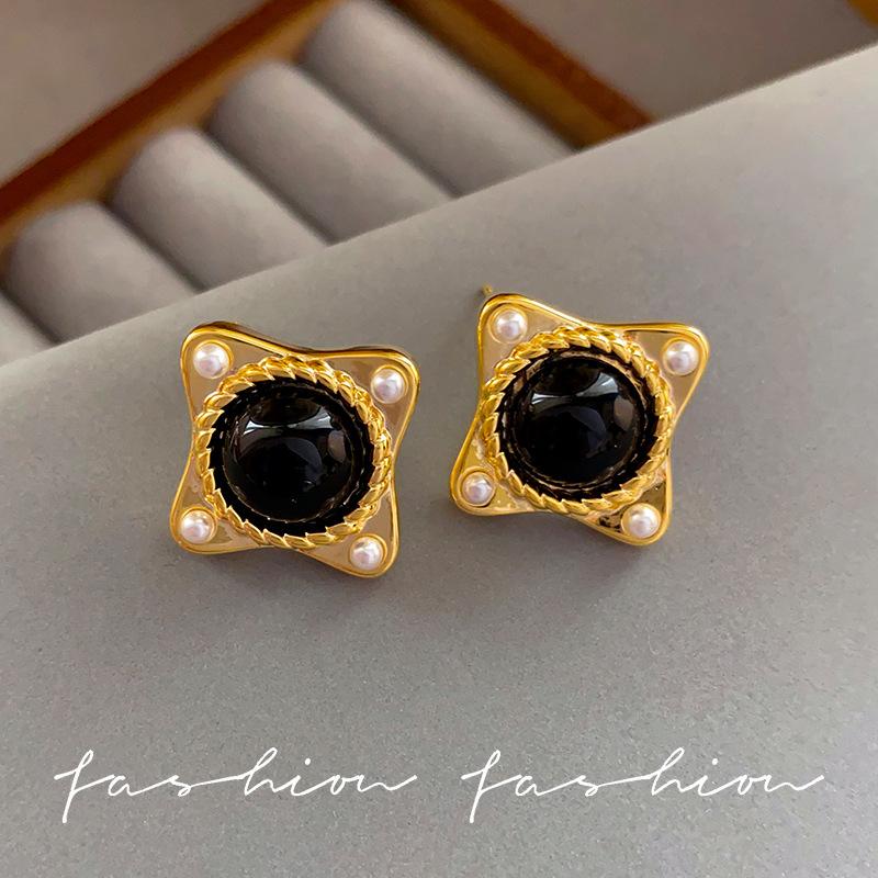 

High quality retro Maillard black agate stud earrings, high sense light luxury niche design, thin sterling silver needle earrings