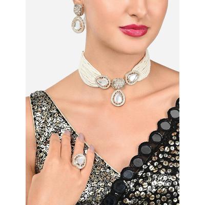 Goldfarbenes Multistrand-Perlen-Kundan-Choker-Halsketten-Ohrring- und Ring-Set für Frauen