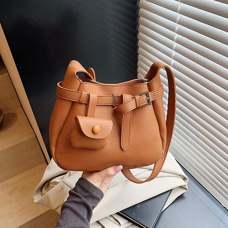 

Niche texture underarm bag women s 2025 summer new simple commuter bag high-end lychee pattern crossbody bag коричневый