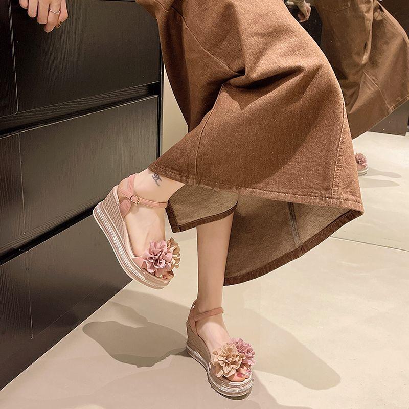Modische Sandalen für Damen Outdoor Blumen Keilabsatz Plateau Damenschuhe Korea Lässig Hohe Qualität 2025 Luxus Asiatische Größe PVC Schuhwerk