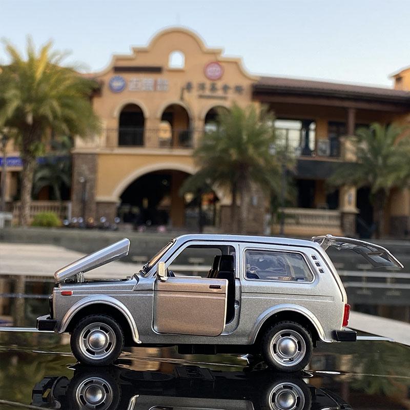 1:32 LADA NIVA Classic Car Alloy Car Diecasts & Toy Vehicles Metal Toy Car Model High Simulation Collection Childrens Toy Gift