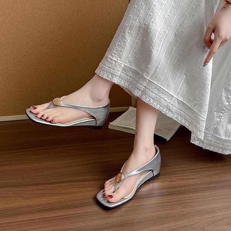 

Retro metal buckle herringbone toe cool slippers women s 2025 summer new shallow mouth inner height increase casual sandals 35 фиолетовый