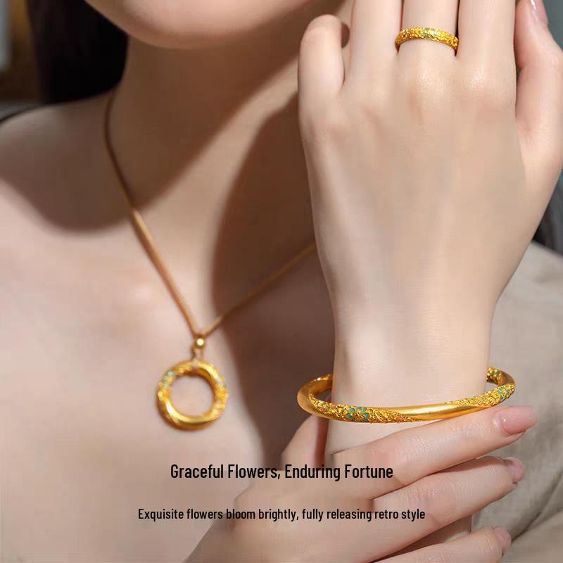 Üppiges Brokat-Vergoldungs-Set: Damen Armreif, Ring und Anhänger Schmuck im chinesischen Stil