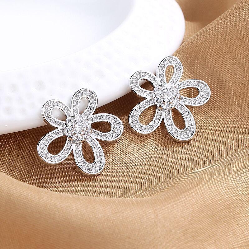 Boucles d'oreilles tendance à clous fleur ajourée en cristal brillant pour femmes Couleur Mignon Doux Fête Nouvelle Mode Bijoux Cadeau pour fille