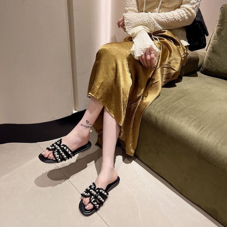 2025 summer wear fashion lightweight flat-bottomed beach cool slippers trendy explosion small fragrant wind French pearl slippers women