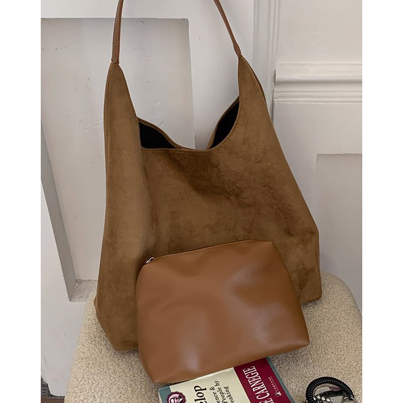 

Retro large-capacity underarm bag women s 2025 new simple soft-faced suede tote bag shoulder commuter bag коричневий