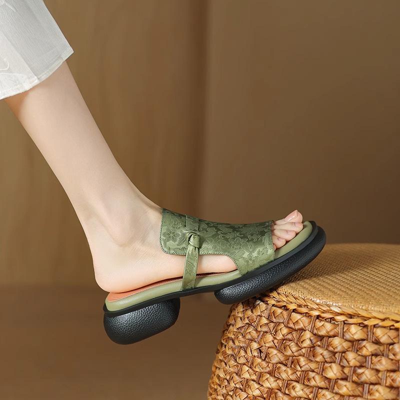 Niche open-toed cool slippers for women to wear summer comfortable and lightweight muffin-bottom beach shoes