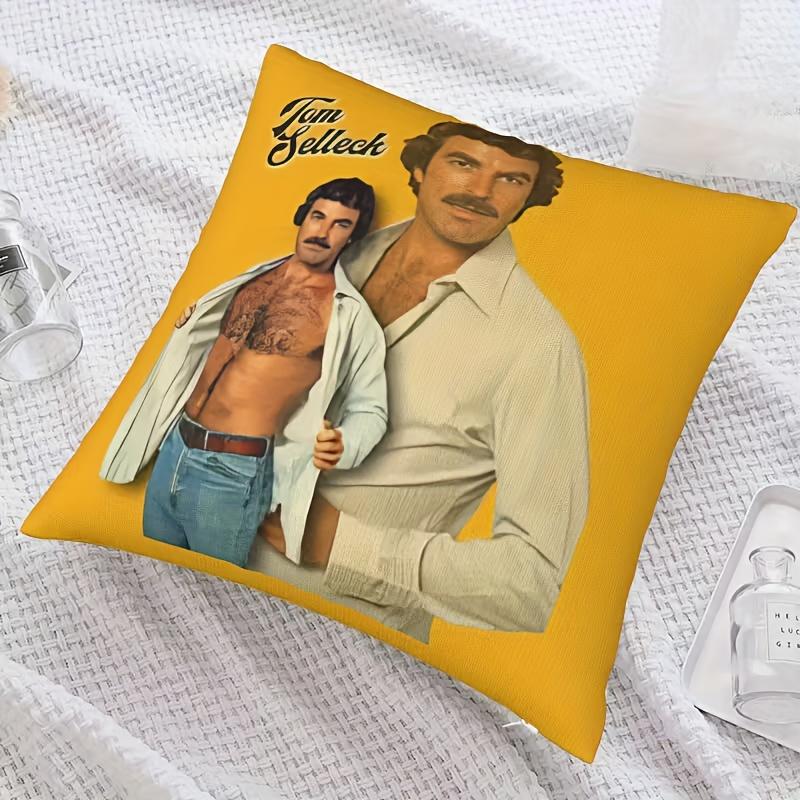 Copricuscino Vintage Tom Selleck Magnum Pi Stampa Piatta 2D Monofacciale Baffi Iconici e Posa Classica Perfetto Per i Fan Casa
