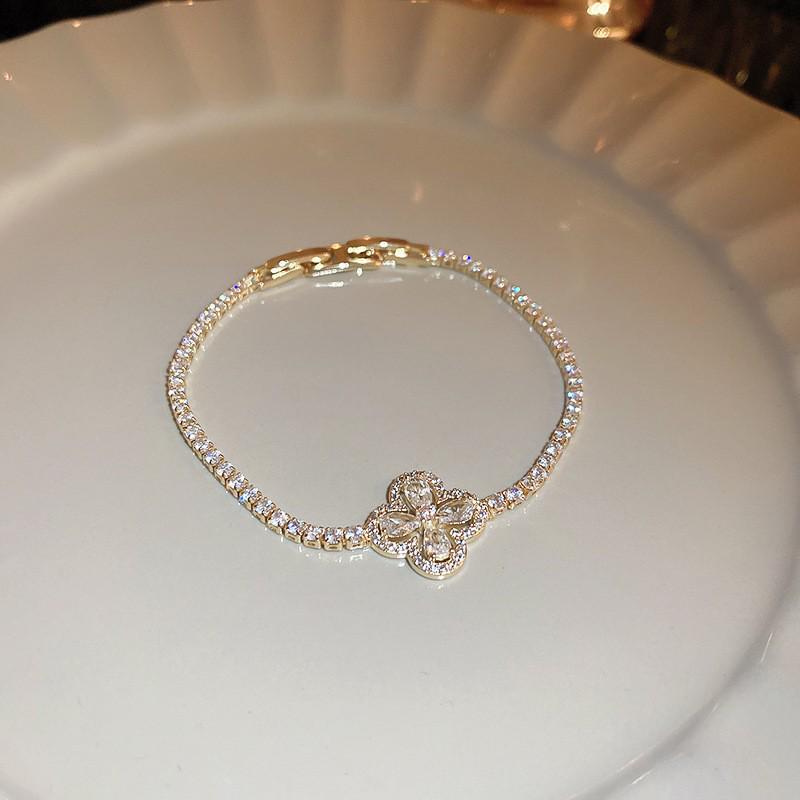 Gold-Plated Zircon Sun & Heart Bracelet: Stylish, Versatile, Elegant Light Luxury Jewelry for Women.