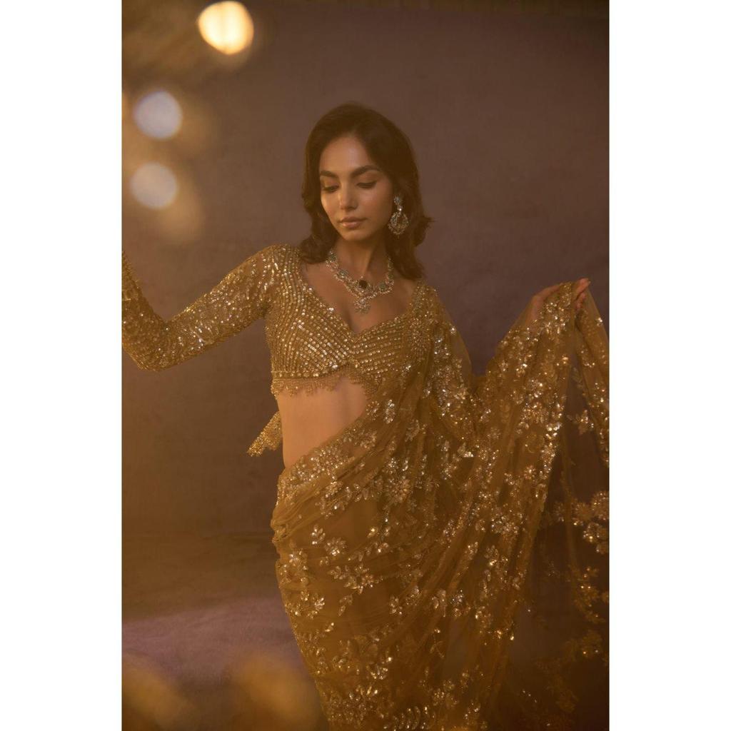 Важка вишивка бісером 5 мм та багатоколірною ниткою, виконана на сарі