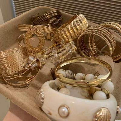 Bracciale Rigido Aperto in Metallo Retro di Alta Gamma Europeo e Americano - Semplice, Versatile, Lucido per Donne