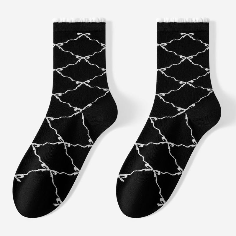 

Female Spring and Autumn Personality 10A Anti Bacterial Anti Odor Boneless Tube Socks 1 pair чорний