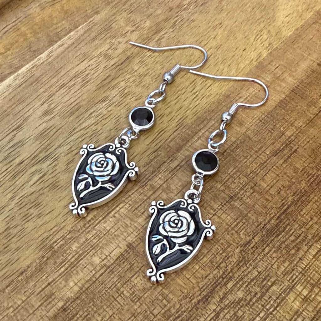 Gothic-punk Black Rose Flower Shield Long Pendant Dangle Earrings for Women Retro Charm Halloween Party Jewelry Accessories Gift