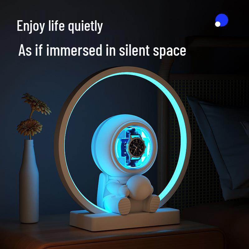 Automatický mechanický natahovač hodinek s otáčením a úložným prostorem