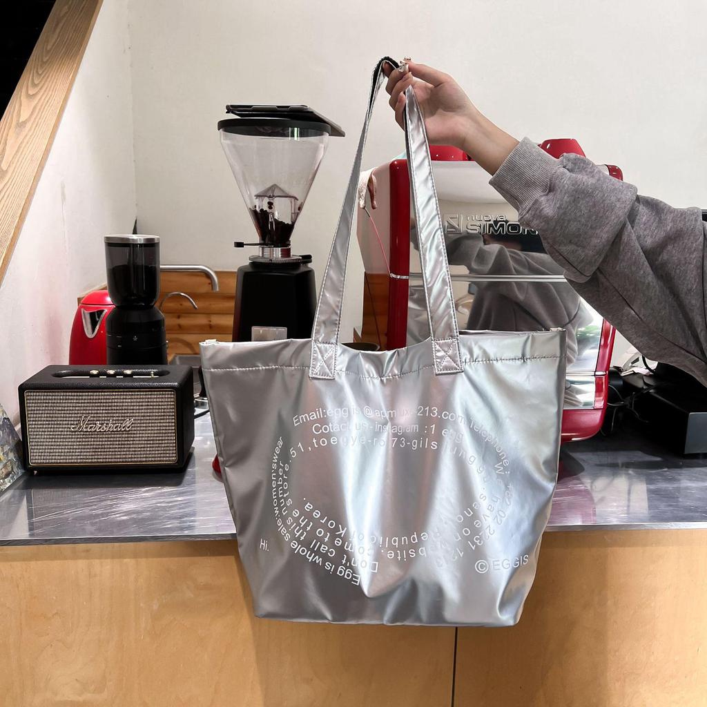 Srebrna Torba Tote o Dużej Pojemności: Wszechstronna Moda na Dojazdy