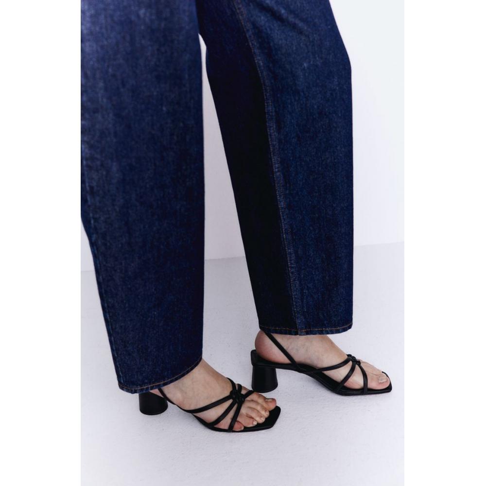 

Босоножки на каблуке с ремешком HM, черные