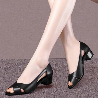 2024 Fashion New Korean Soft Leather Sandals Outwear Fish Mouth Thick Heels Shoes Soft Sole Middle Heels Mom's Shoes for Women
