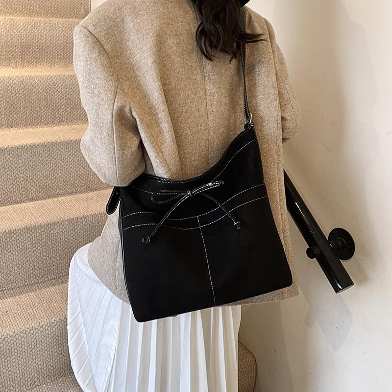 Casual commuting retro large-capacity bag women's autumn and winter new shoulder messenger bag